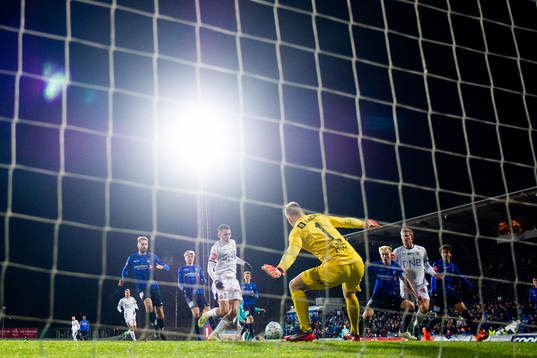 Mustafa "Mos" Abdellaoue of Strømsgodset scores 2-2 behind