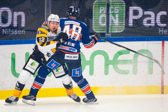 Växjös Daniel Rahimi tacklar Skellefteås Ludvig Stenvall
