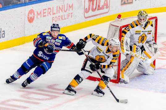 Växjös Julius Junttila jagar Skellefteås Patrik Norén