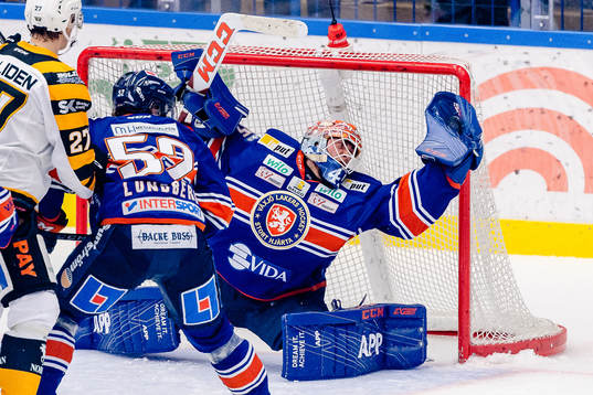 Växjös målvakt Viktor Andrén fångar en puck i plocken