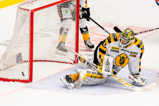 Växjös Jakob Heljemo (ej i bild) skjuter pucken i mål