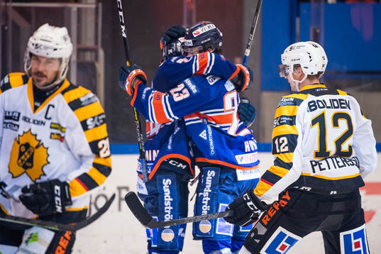 Växjös Roman Horak och Brendan Shinnimin jublar