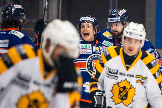 Växjös Brendan Shinnimin och Roman Horak jublar