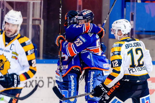 Växjös Brendan Shinnimin och Roman Horak jublar