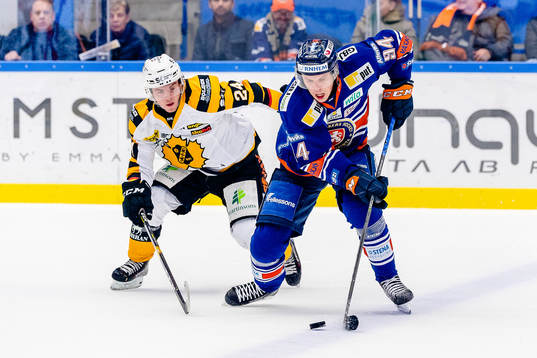 Växjös Joel Persson jagas av Skellefteås Andreas Wingerli