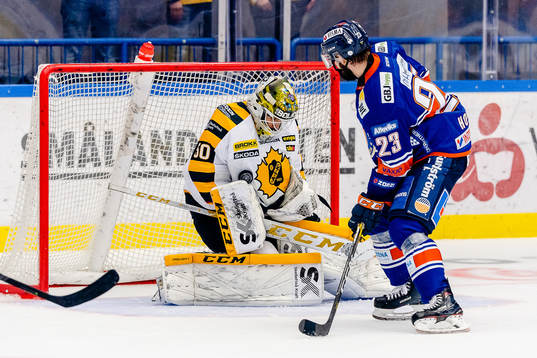 Växjös Roman Horak oroar framför Skellefteås målvakt