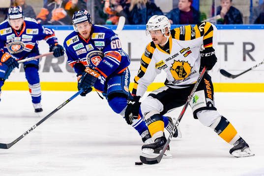 Skellefteås Juhamatti Aaltonen jagas av Växjös Erik
