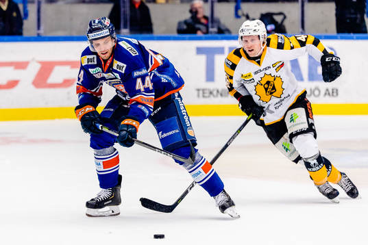Växjös Peter Andersson jagas av Skellefteås Mathis Olimb