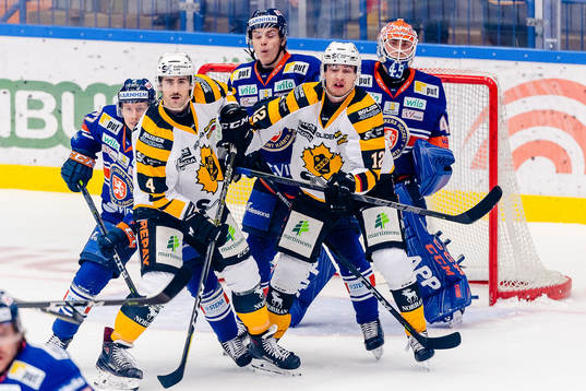 Skellefteås Bud Holloway och Adam Pettersson framför