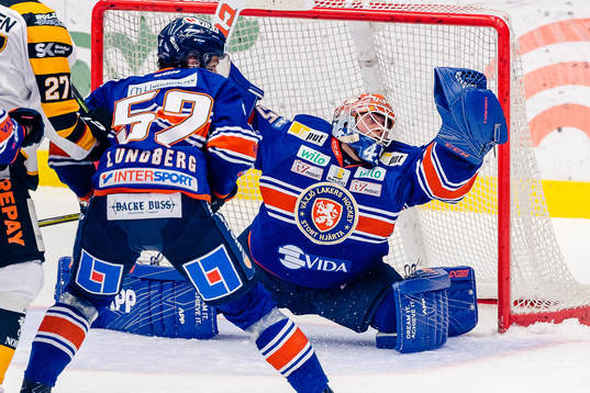 Växjös målvakt Viktor Andrén fångar en puck i plocken
