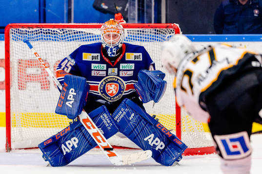 Växjös målvakt Viktor Andrén fokuserar på pucken när