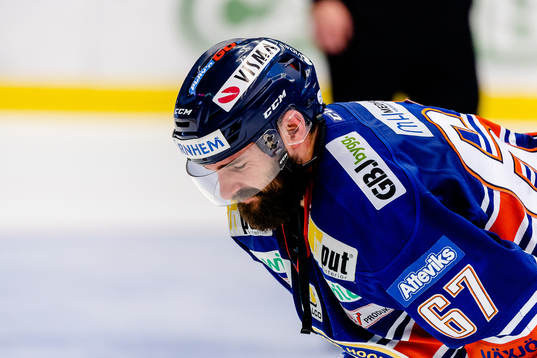 Växjös Linus Fröberg grimaserar