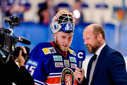 Växjös målvakt Viktor Andrén blir intervjuad av Cmore