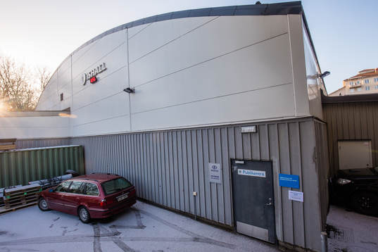 Exteriör av Zinkensdamms Ishall innan bandymatchen i