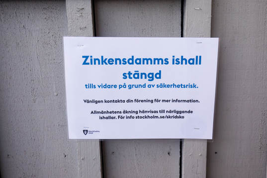 En skylt meddelar att Zinkensdamms ishall är stängd innan