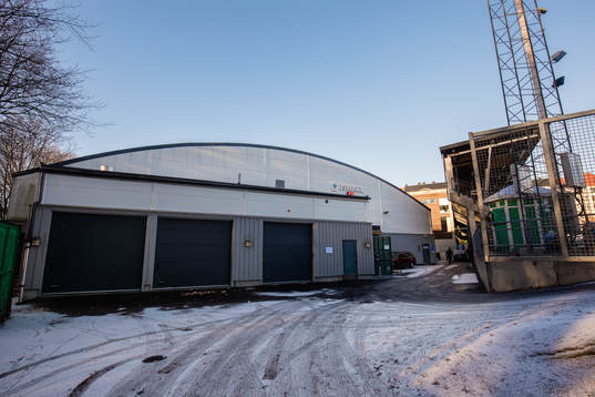 Exteriör av Zinkensdamms Ishall innan bandymatchen i