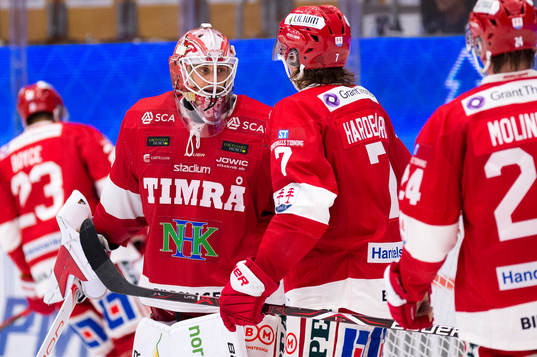 Timrås målvakt Niklas Svedberg tackas av sina kamrater