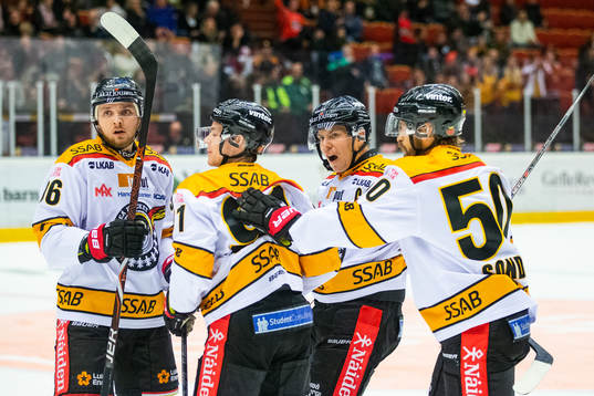Luleås Erik Gustafsson (tvåa från höger) jublar med