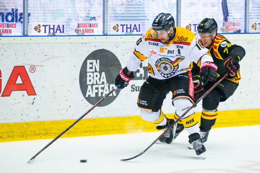 Luleås Niklas Olausson och Brynäs William Alftberg i kamp