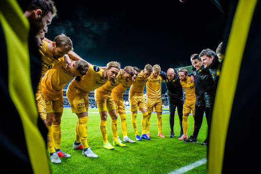 Martin Bjørnbak of Bodø/Glimt with a peptalk