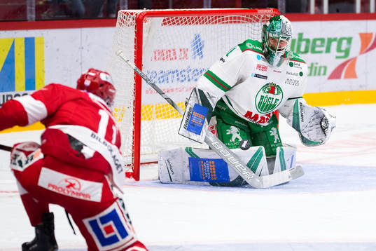 Timrås Henrik Törnqvist skjuter mot Rögles målvakt