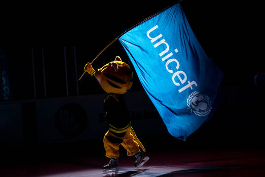 En maskot med en flagga