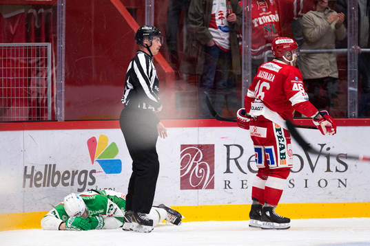 Rögles Daniel Zaar har ont