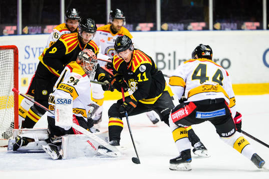 Brynäs Joel Kellman gör 1-0 bakom Luleås målvakt Joel