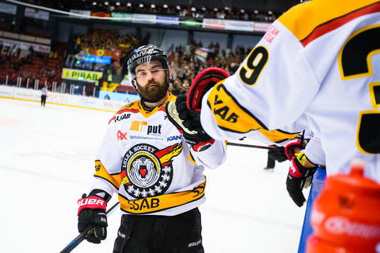 Luleås Jack Connolly jublar med lagkamrater