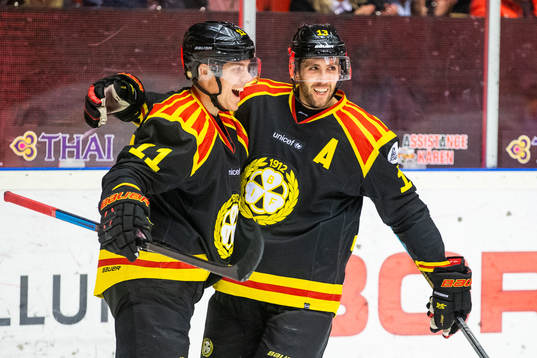 Brynäs Joel Kellman och Ryan Gunderson jublar