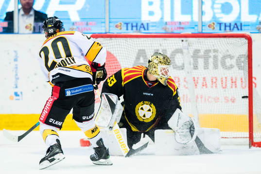 Luleås Jack Connolly sätter sin straff bakom Brynäs