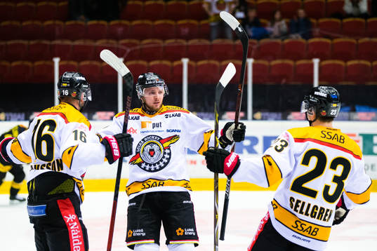 Luleås Robin Kovacs (m) jublar med Niklas Olausson (v) och