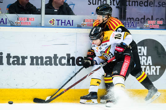 Luleås Einar Emanuelsson i kamp om pucken med Brynäs