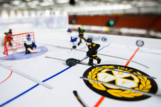 Ett hockeyspel med brynässpelare på ett bord inne i