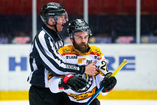 Luleås Jack Connolly hålls fast av assisterande domare
