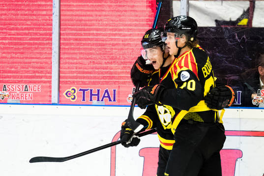 Brynäs Joel Kellman gör 2-1 och jublar med Jesper Boqvist