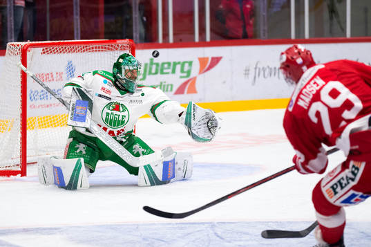 Timrås Morten Madsen med skott mot Rögles målvakt Ville