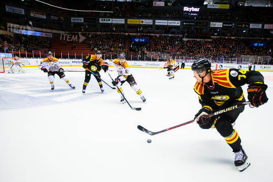 Luleås Karl Fabricius ser Brynäs Nicklas Danielsson med