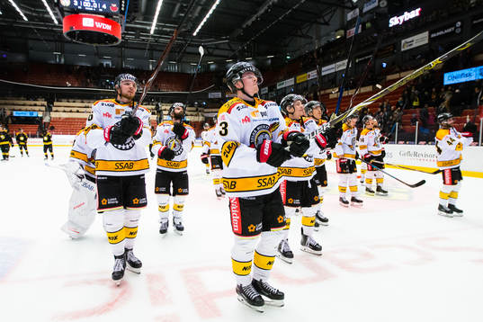 Luleås spelare jublar med fansen
