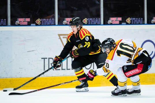 Luleås Einar Emanuelsson i kamp om pucken med Brynäs