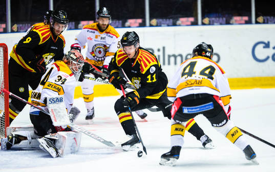 Brynäs Joel Kellman gör 1-0 bakom Luleås målvakt Joel