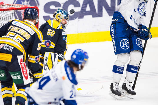 Södertäljes målvakt Alexander Sahlin med en räddning