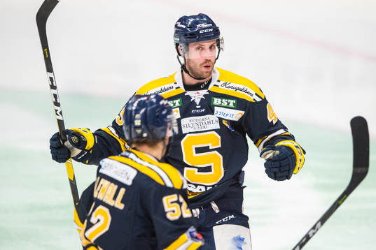 Södertäljes Sebastian Dyk jublar