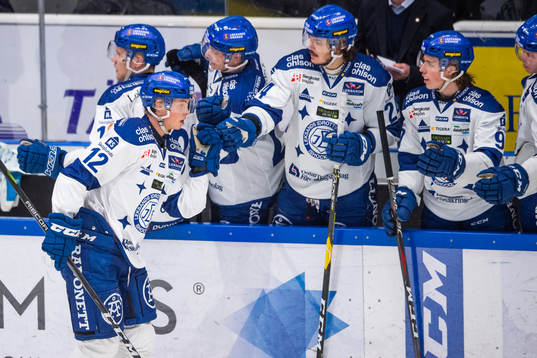 Leksands Wilde Bröms jublar med lagkamrater