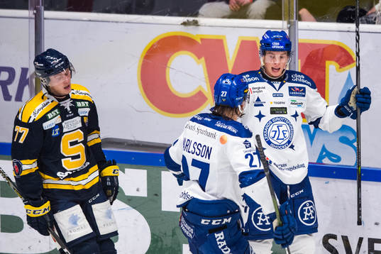 Leksands Wilde Bröms jublar med lagkamrater