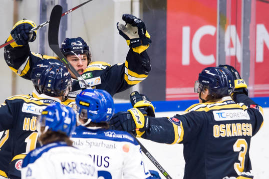 Södertäljes Måns Lindbäck jublar med lagkamrater