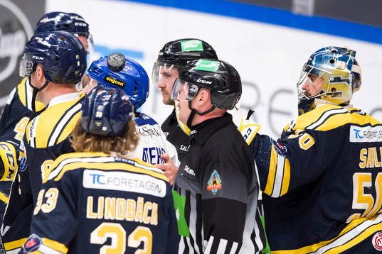 Södertäljes målvakt Alexander Sahlin lägger en puck på