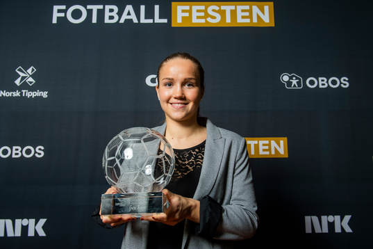 Guro Reiten of LSK Kvinner poses with the award for the