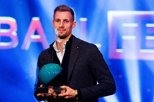 Goalkeeper André Hansen of Rosenborg with the award as the