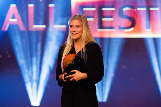 Emilie Nautnes of Arna-Bjørnar is awarded the prize as the